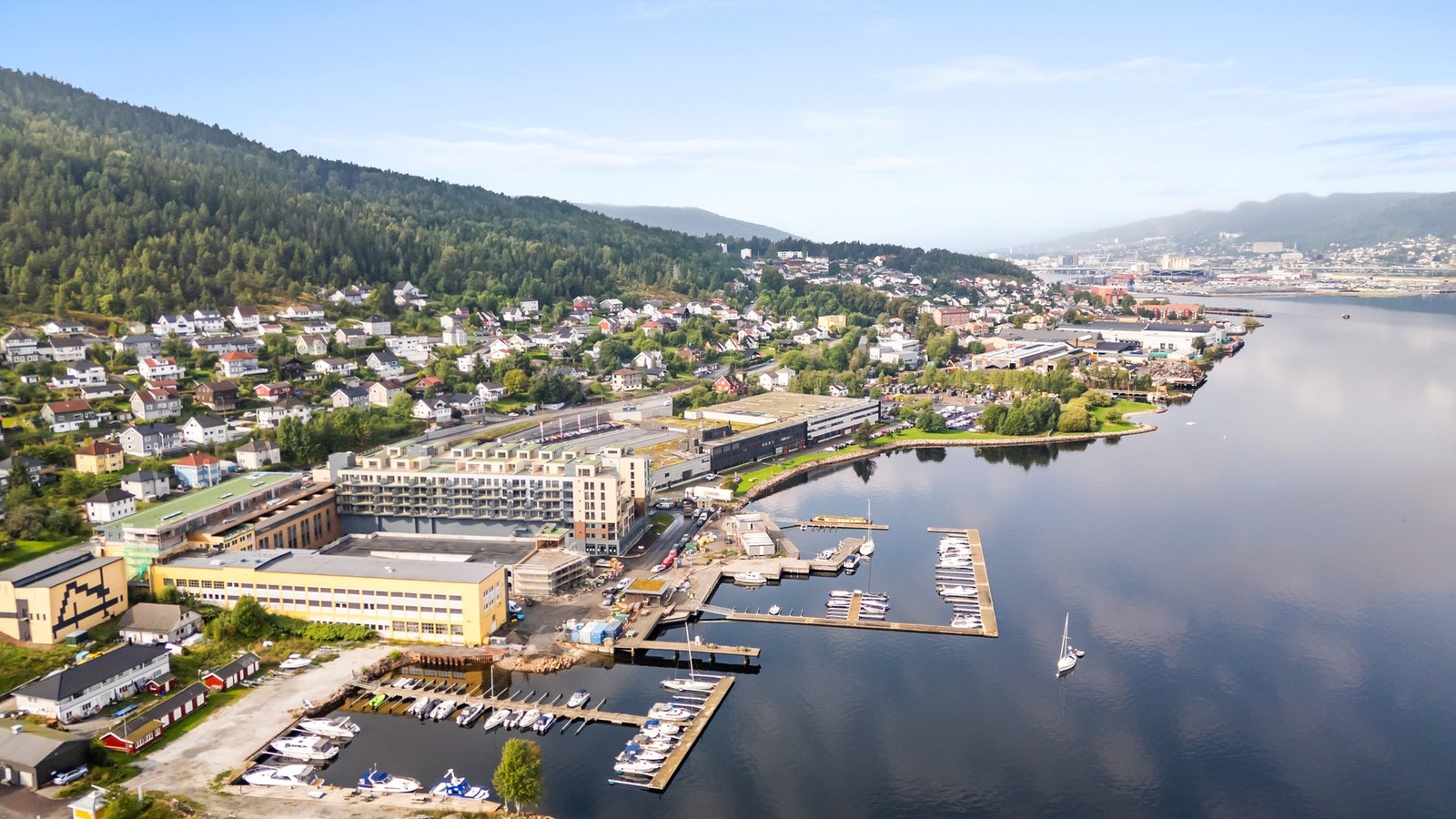 I bakkant av leiligheten ligger marka med flotte turstier og lysløyper Galleribilde