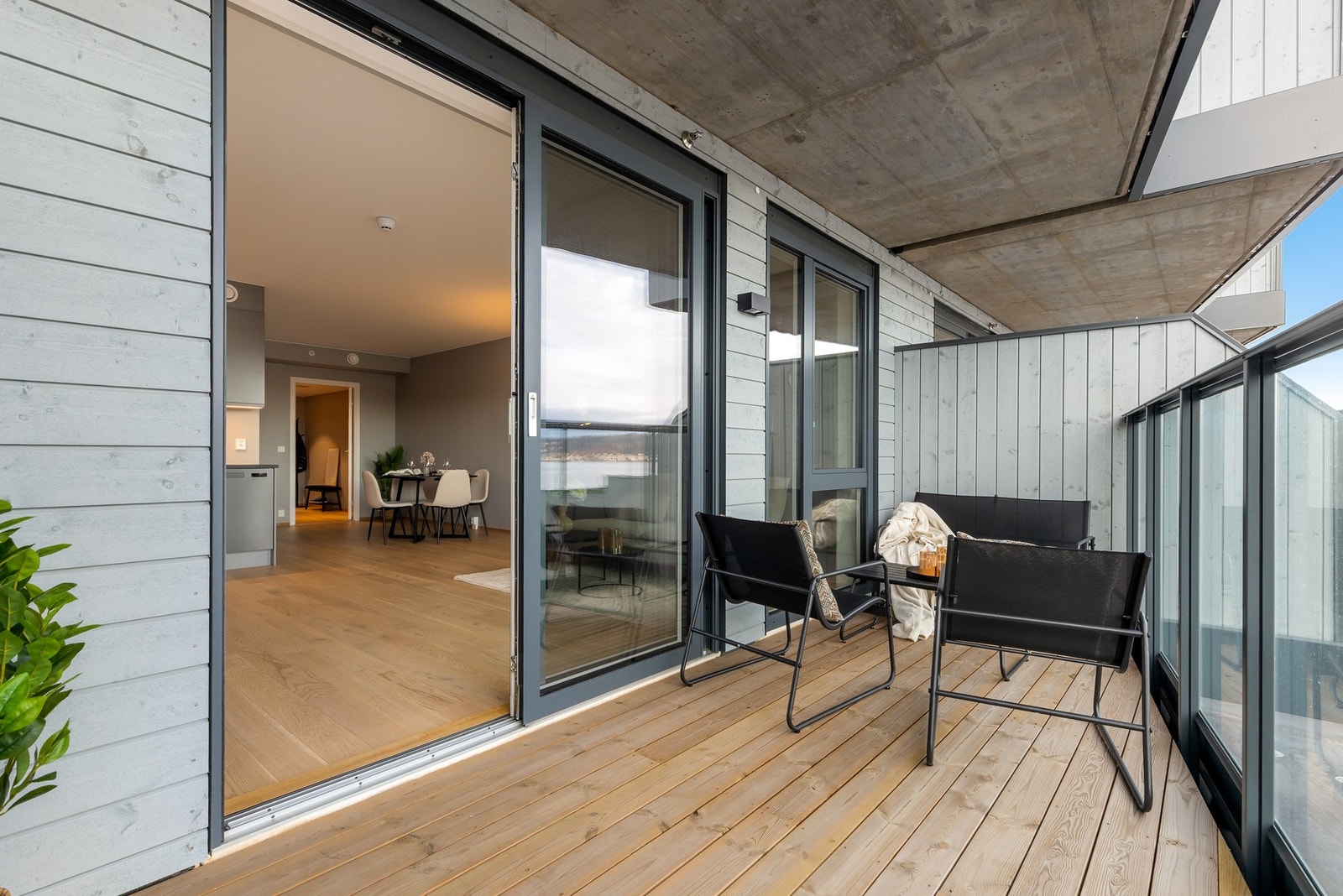 Hyggelig balkong med plass til både sittegruppe, bord eller det en måtte ønske Galleribilde