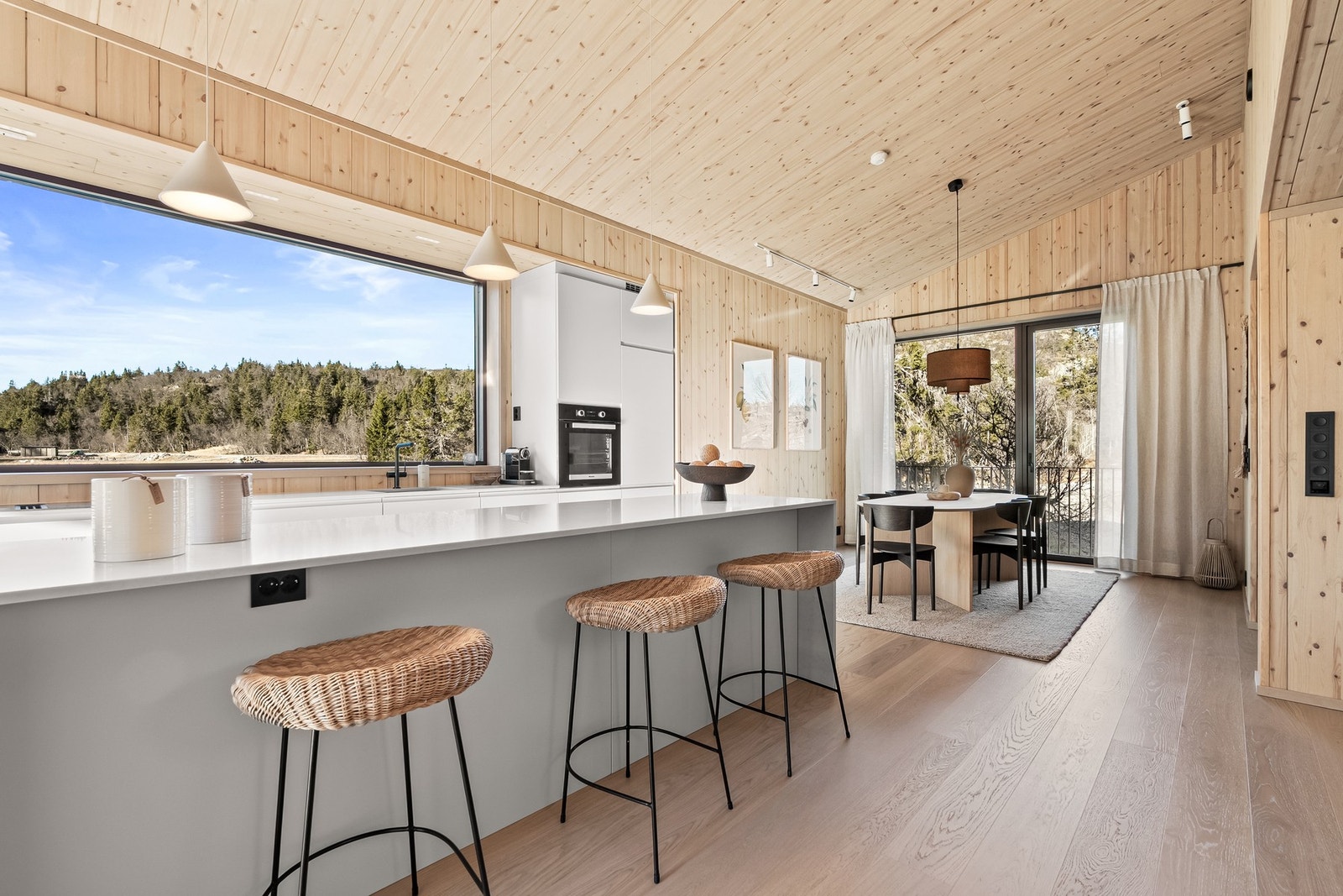 Kjøkkenøyen bakside har god plass til skuelystne gjester. Eller bare et praktisk sted å nyte frokosten før man spenner skiene. Galleribilde