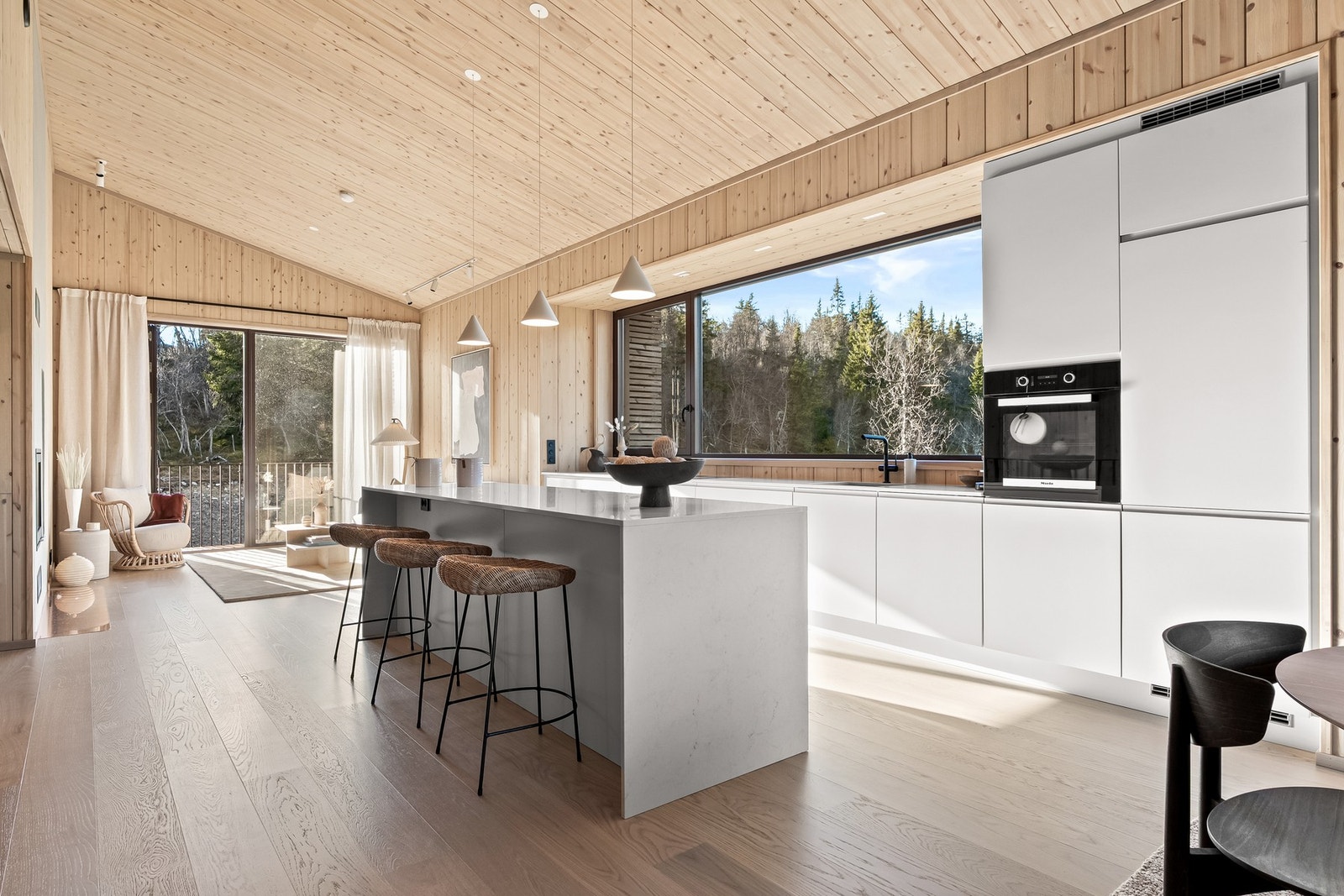 Raust kjøkken med stor og praktisk øy samt komplett Miele-leveranse. Selvsagt demping i skuffer og skap. Galleribilde