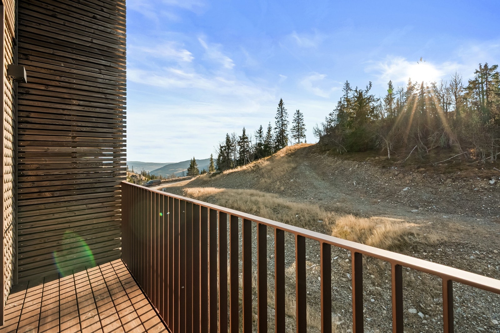 Fra stuen er det utgang til balkong på begge sider med flott utsikt mot fjellandskapet og gode solforhold. Galleribilde