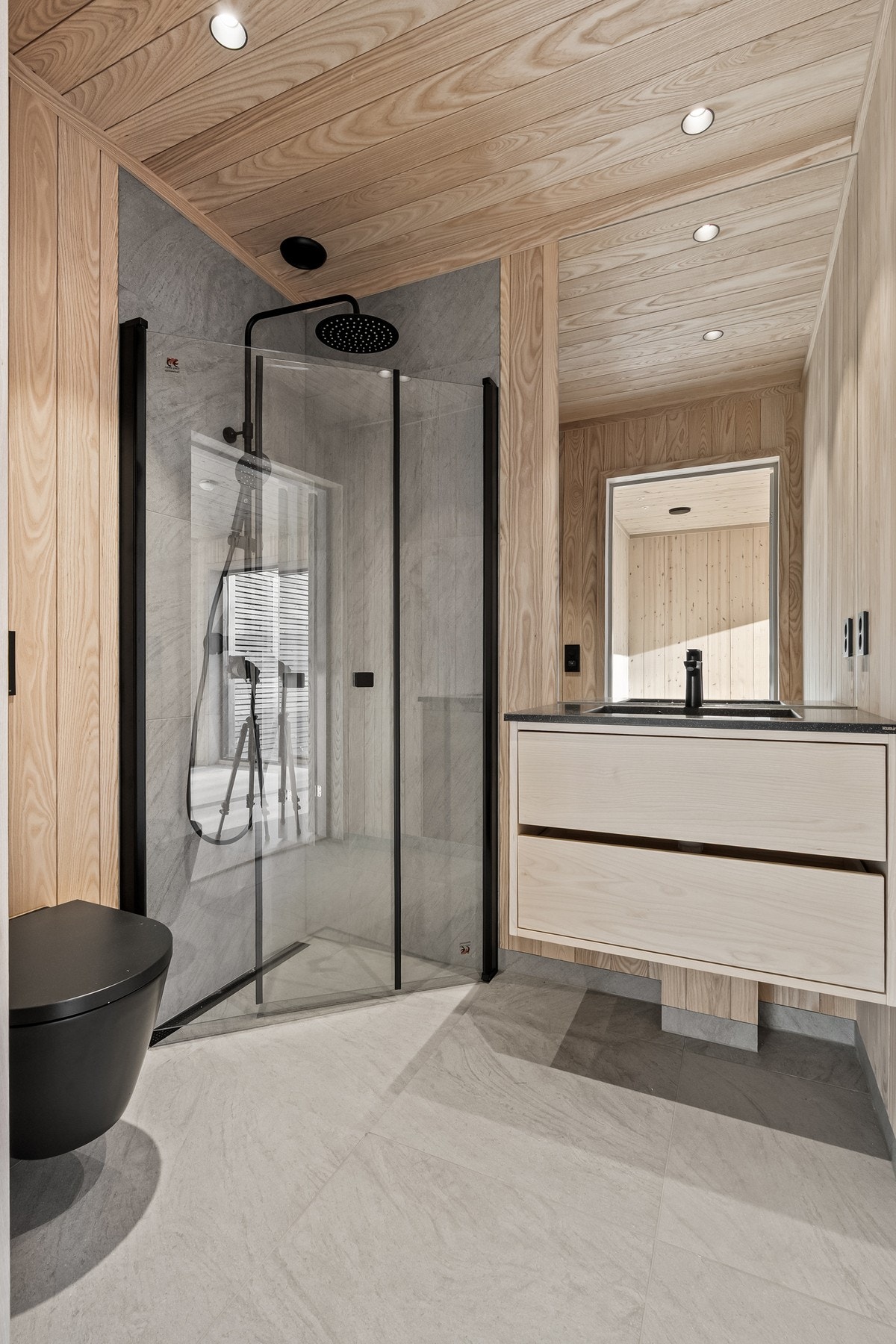 Bad tilliggende hovedsoverom. Her er det baderomsmøbel i heltre ask, samt askepanel på vegger og i himling. Galleribilde