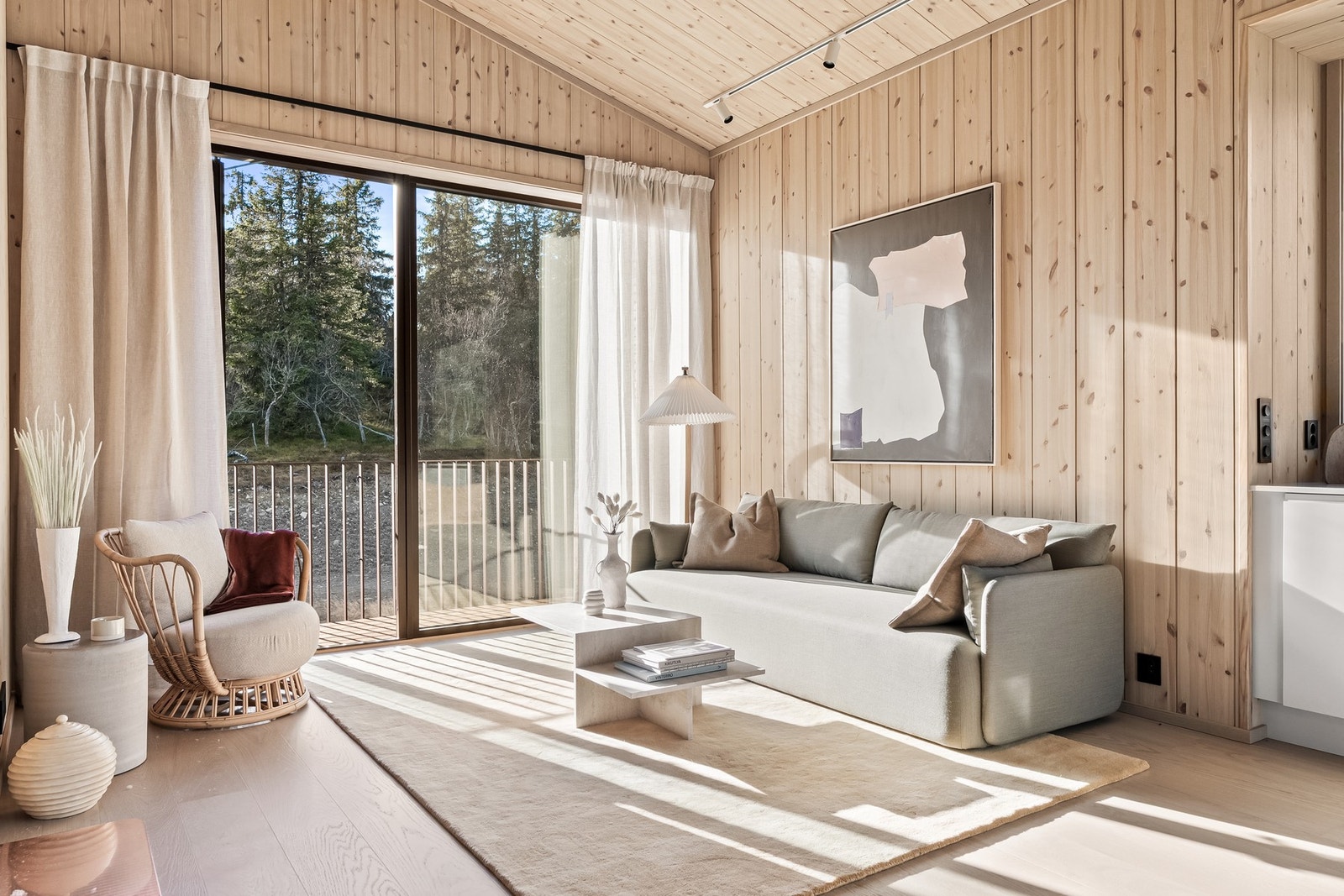 Lys og romslig stue med skråtak opptil 3,8 meter, samt store vindusflater som slipper inn rikelig med naturlig lys og gir en meget luftig atmosfære. Galleribilde