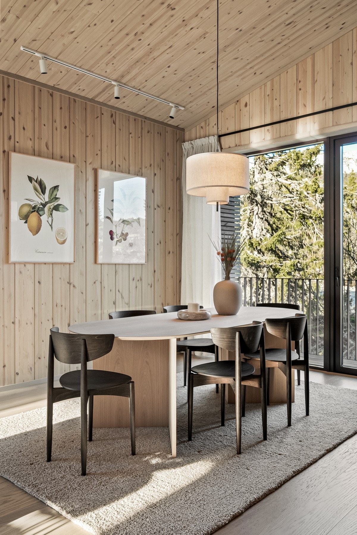 Spisestuen ligger på fjellsiden av oppholdssonen, og har utgang til balkong vendt mot Kvitfjelltoppen. Galleribilde