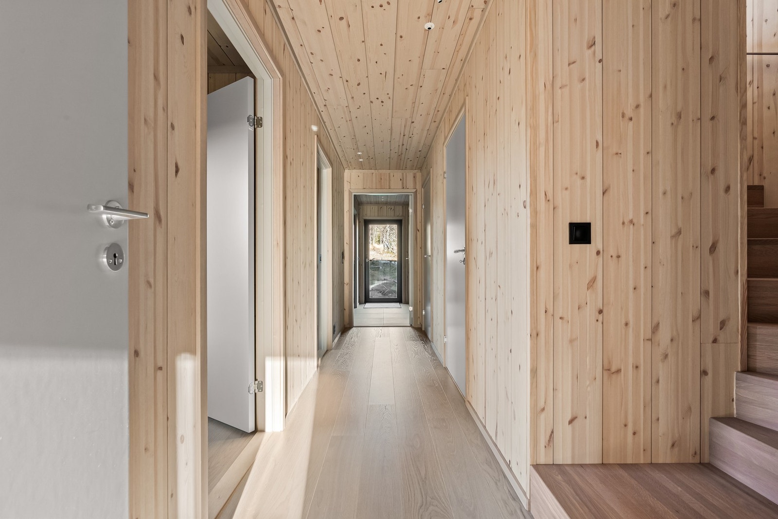 Vegger i treverk og hvitlasert eikeparkett på gulv gir et lunt og rolig preg som passer fjellhyttens stil. Galleribilde