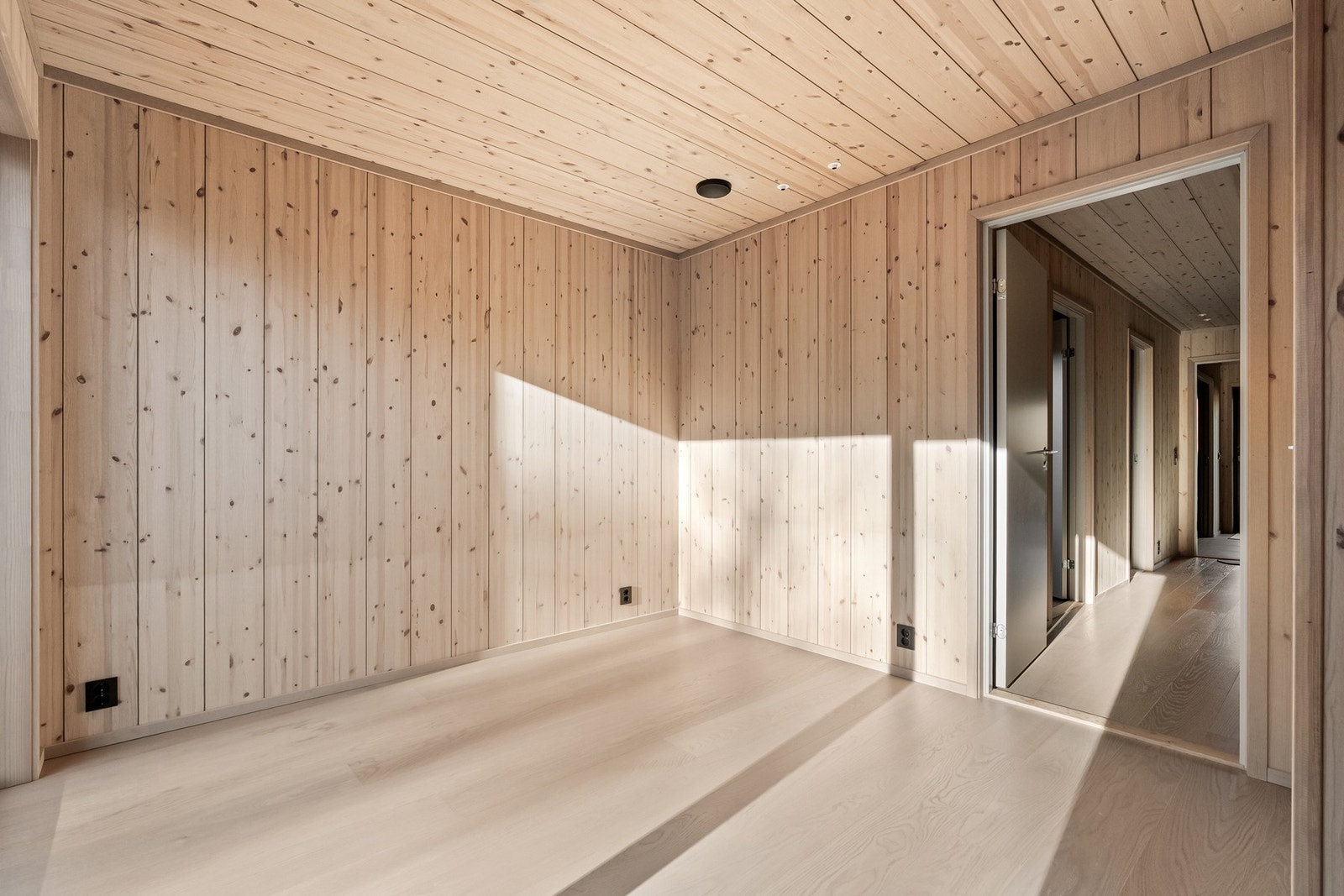 Store vindusflater slipper inn naturlig lys og skaper en behagelig atmosfære også i 1. etasje.. Galleribilde