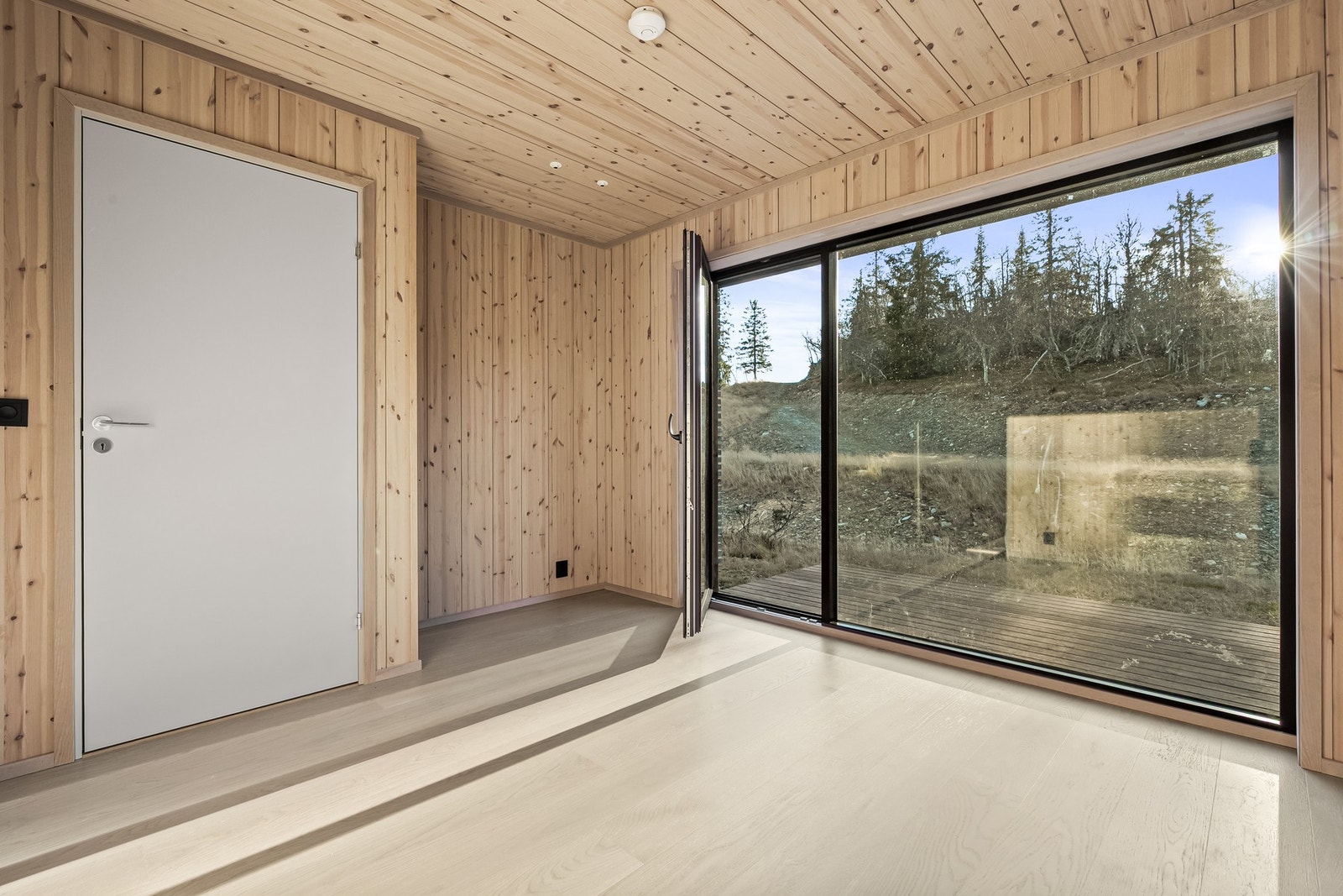 Hovedsoverommet har også lyspakke fra Flos, garderobesone, eget tilliggende bad/wc samt utgang til markterrasse. Galleribilde