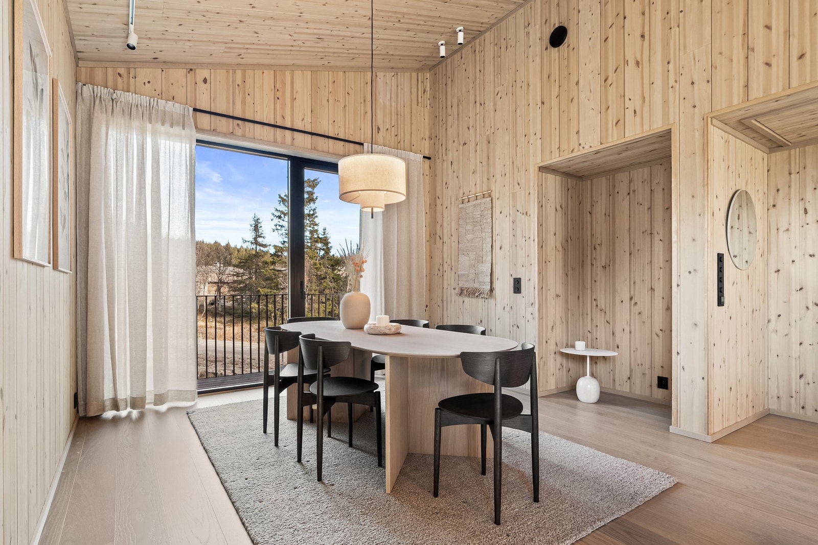 Takhøyde fra ca. 2,8 m til 3,8 m. Vinduene strekker seg helt opp til 2,4 m. Galleribilde