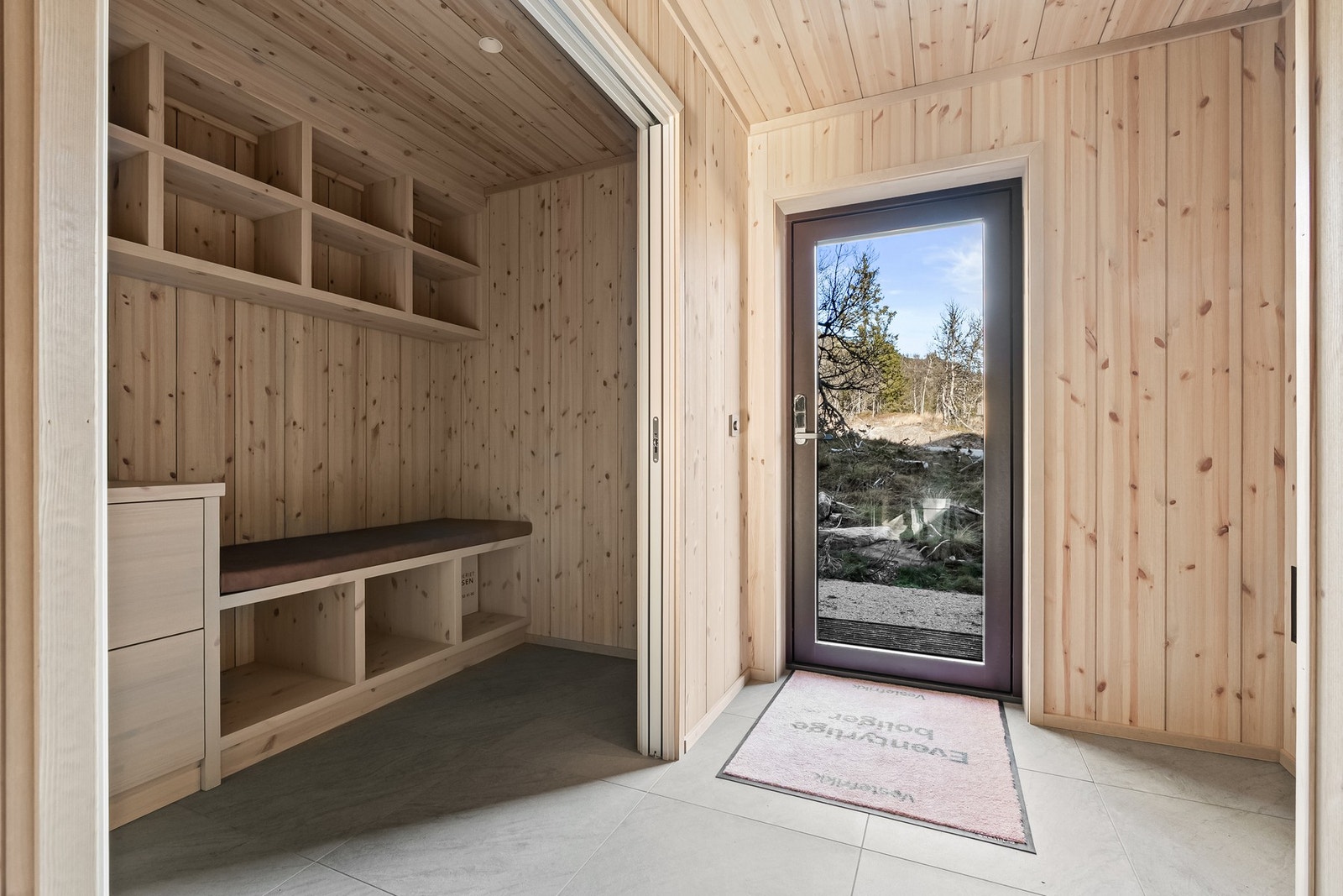 Skyvedør mot sportsboden gjør det enkelt å utvide arealet og gir praktisk tilgang til oppbevaring av ski og utstyr. Galleribilde
