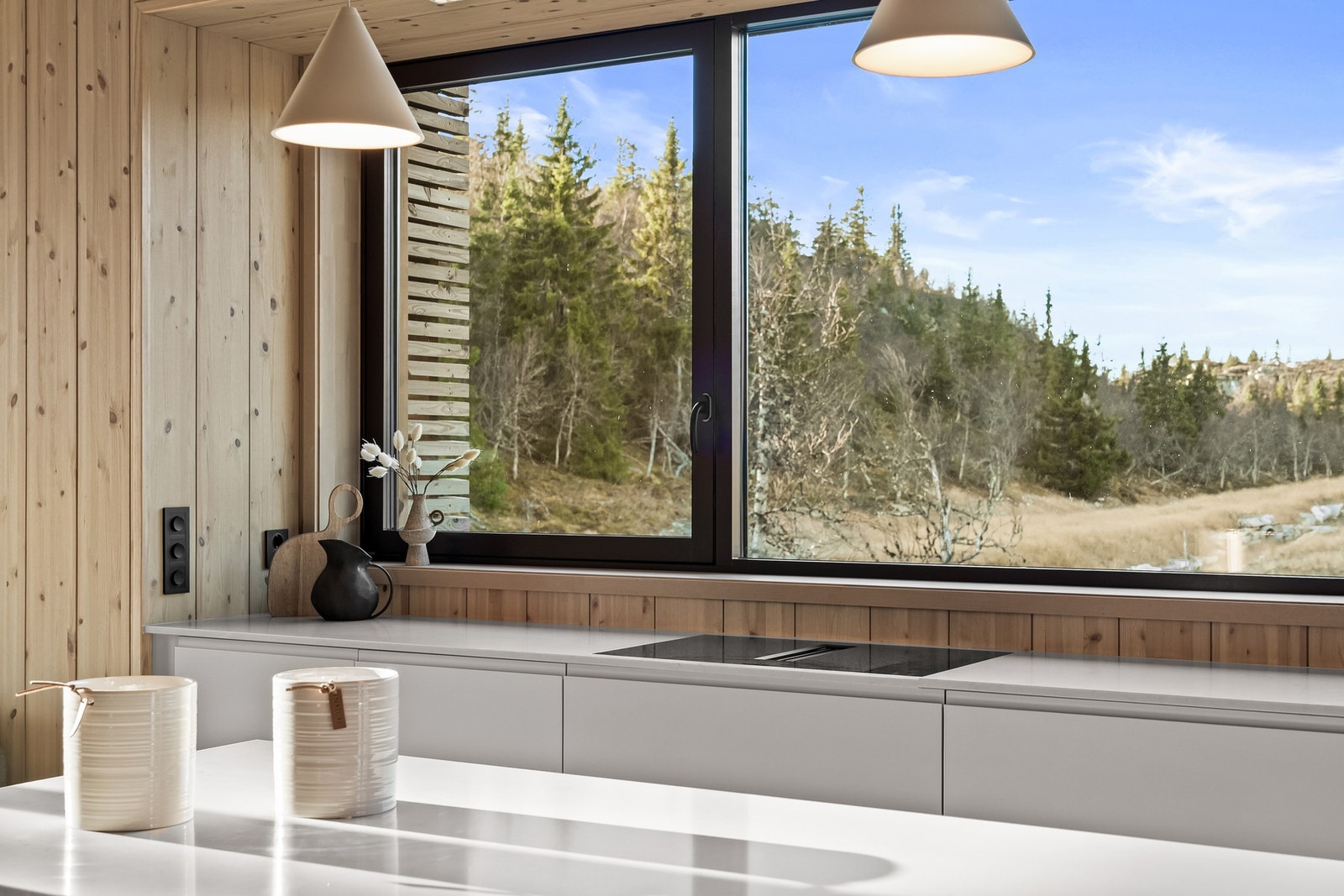 Lyspakke fra Flos og dimmer på alle lys i oppholdsetasjen. Galleribilde