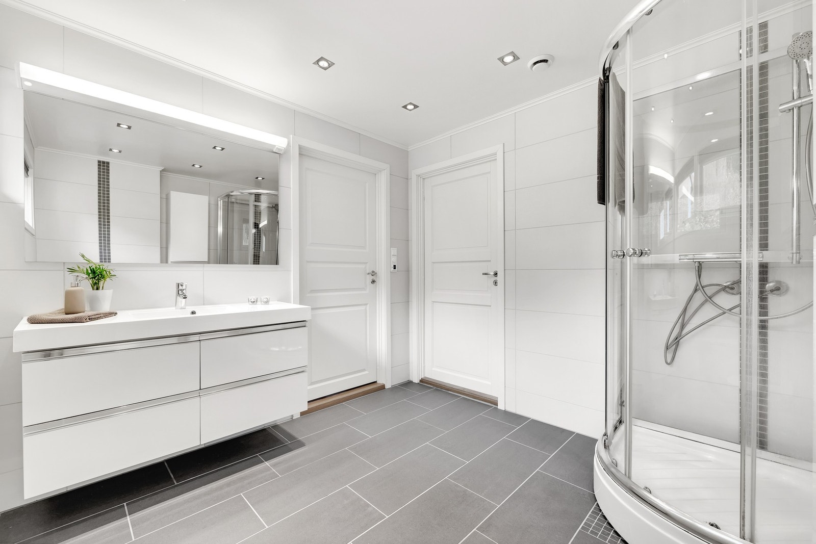 Badet er utstyrt med vegghengt WC, dusjkabinett og servant med god lagringsplass. Badet er på hele 7 kvm. Galleribilde