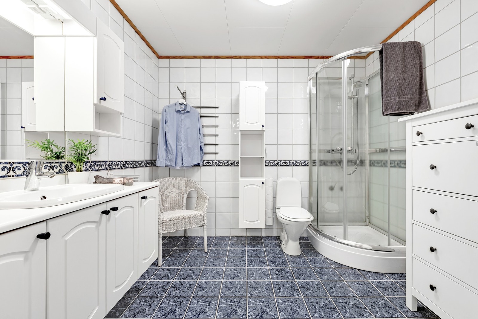 Badet er på 6,5 kvm og har varmekabler i gulv. Dusjkabinett. Galleribilde