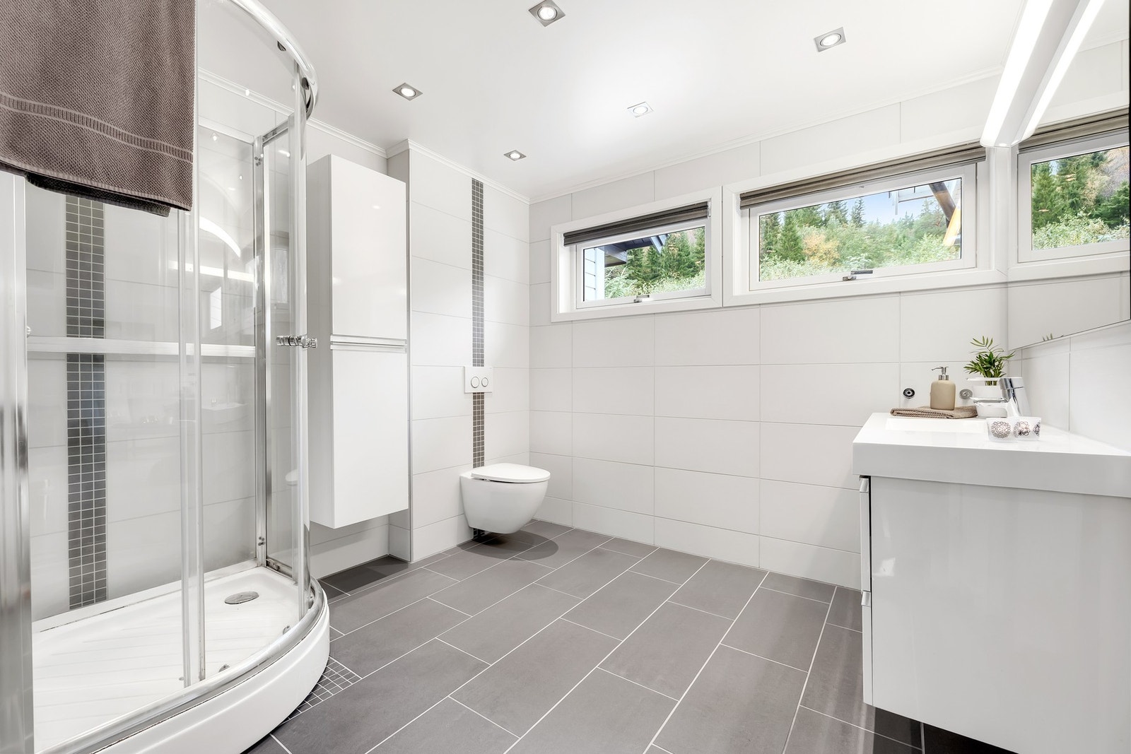 Svært flott bad med flislagte flater og gulvvarme. Badet ble totalrenovert av fagfolk/firma i 2014. Galleribilde