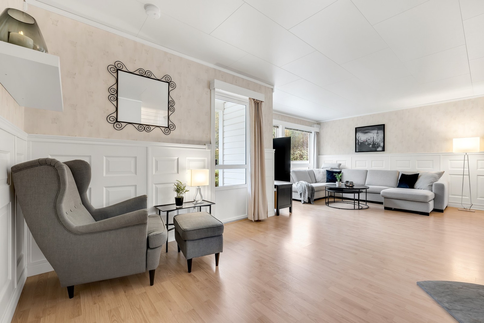 Fra terrassen har du adkomst til stuen som oppleves lys og innbydende. Galleribilde