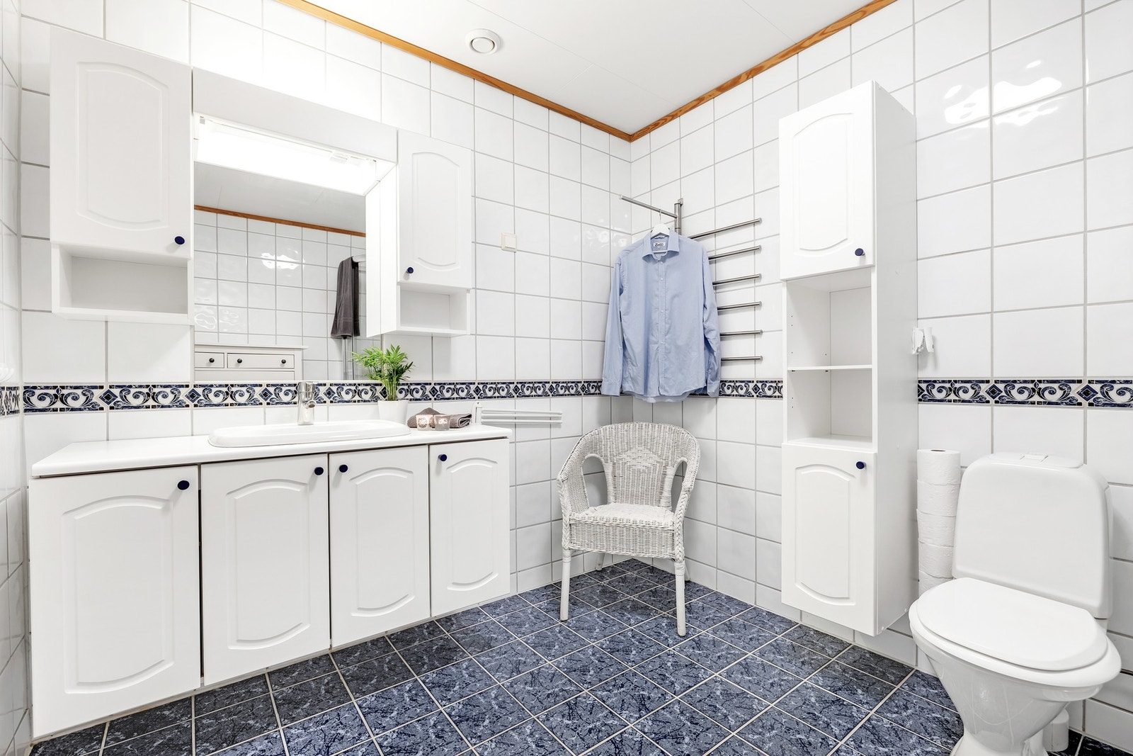 Badet i 1. etasje er flislagt og har rikelig med oppbevaringsplass i både servantskap og vegghengte skap. Galleribilde