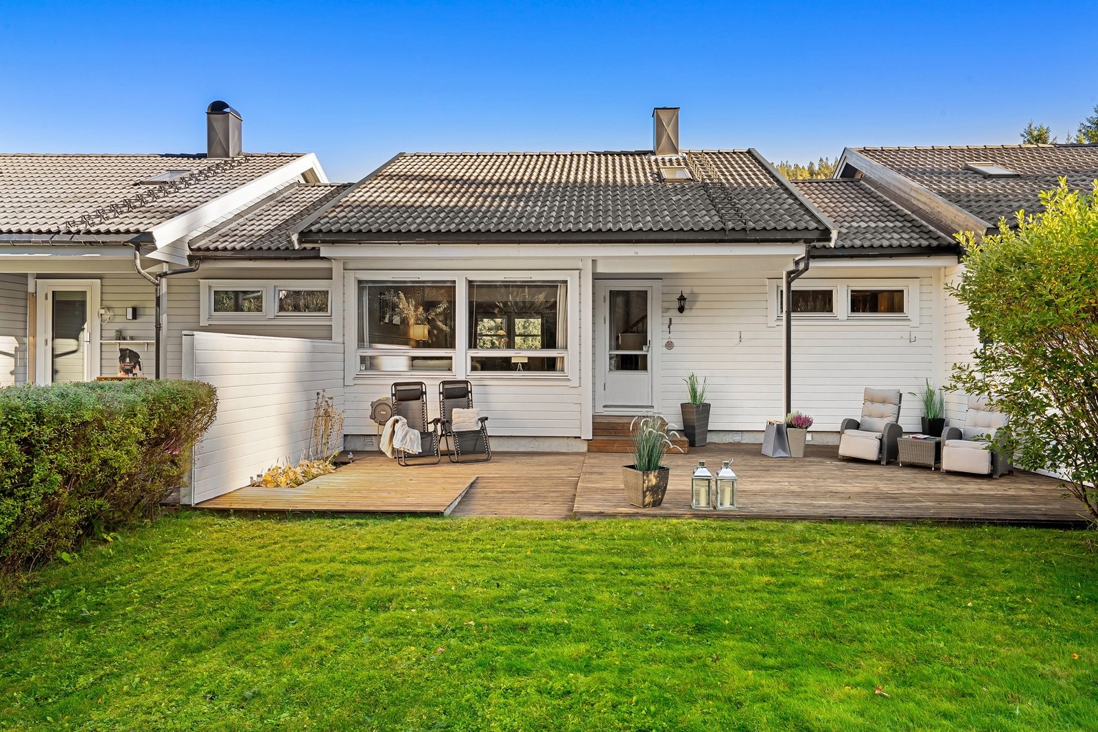 Den store gressplenen har rikelig med plass til både lek, sosiale sammenkomster og avslapning. Galleribilde