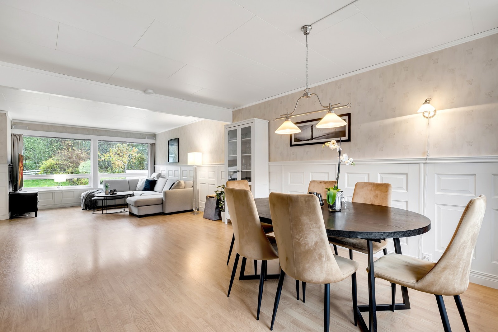 God plass til et stort langbord. Galleribilde