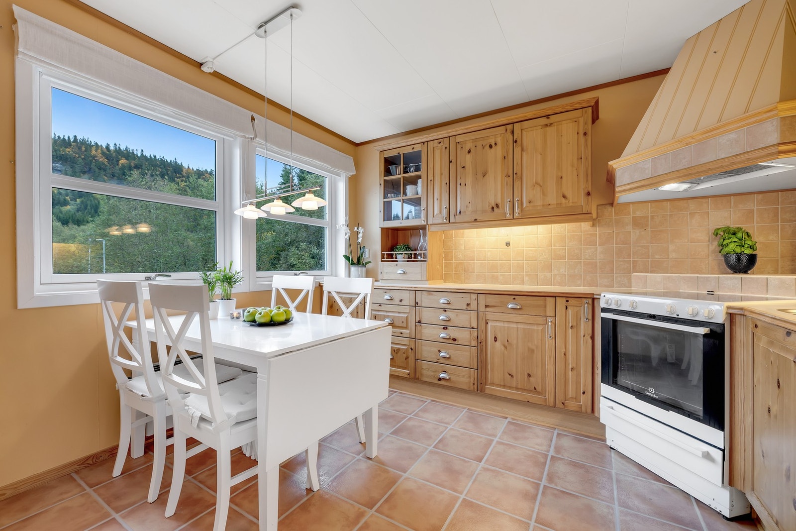 Kjøkkenet har også plass til et frokostbord - et fint sted å starte dagen for familien. Galleribilde