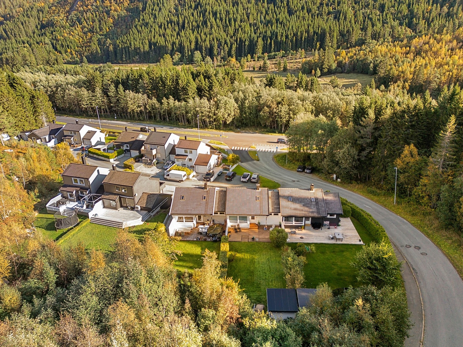 Dronebilde over eiendommen. Galleribilde