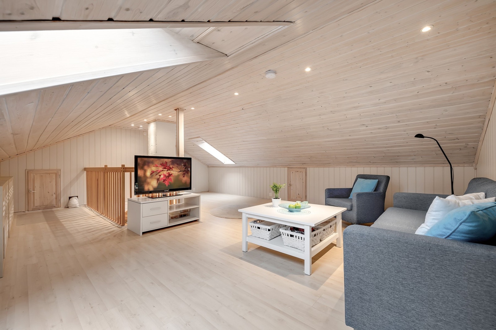 Downlights i himling. Lagring i knevegger. Galleribilde