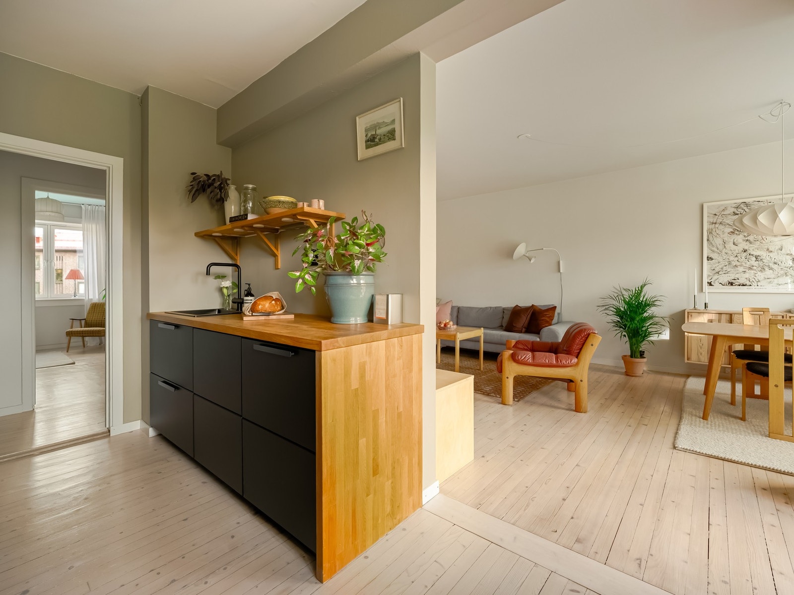 Benkeplaten er av treverk. Her har du masse plass til kokkeleringen. Galleribilde