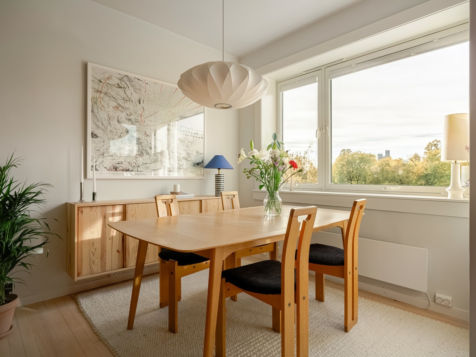 Spisebordet finner sin naturlige plass ved vinduet. Det er fine muligheter for langbord for større besøk. Galleribilde
