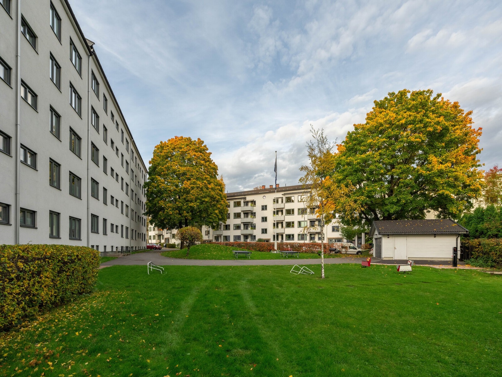Bakgården er absolutt ikke en dum plass å tilbringe tid med barn, venner og hyggelige naboer. Galleribilde