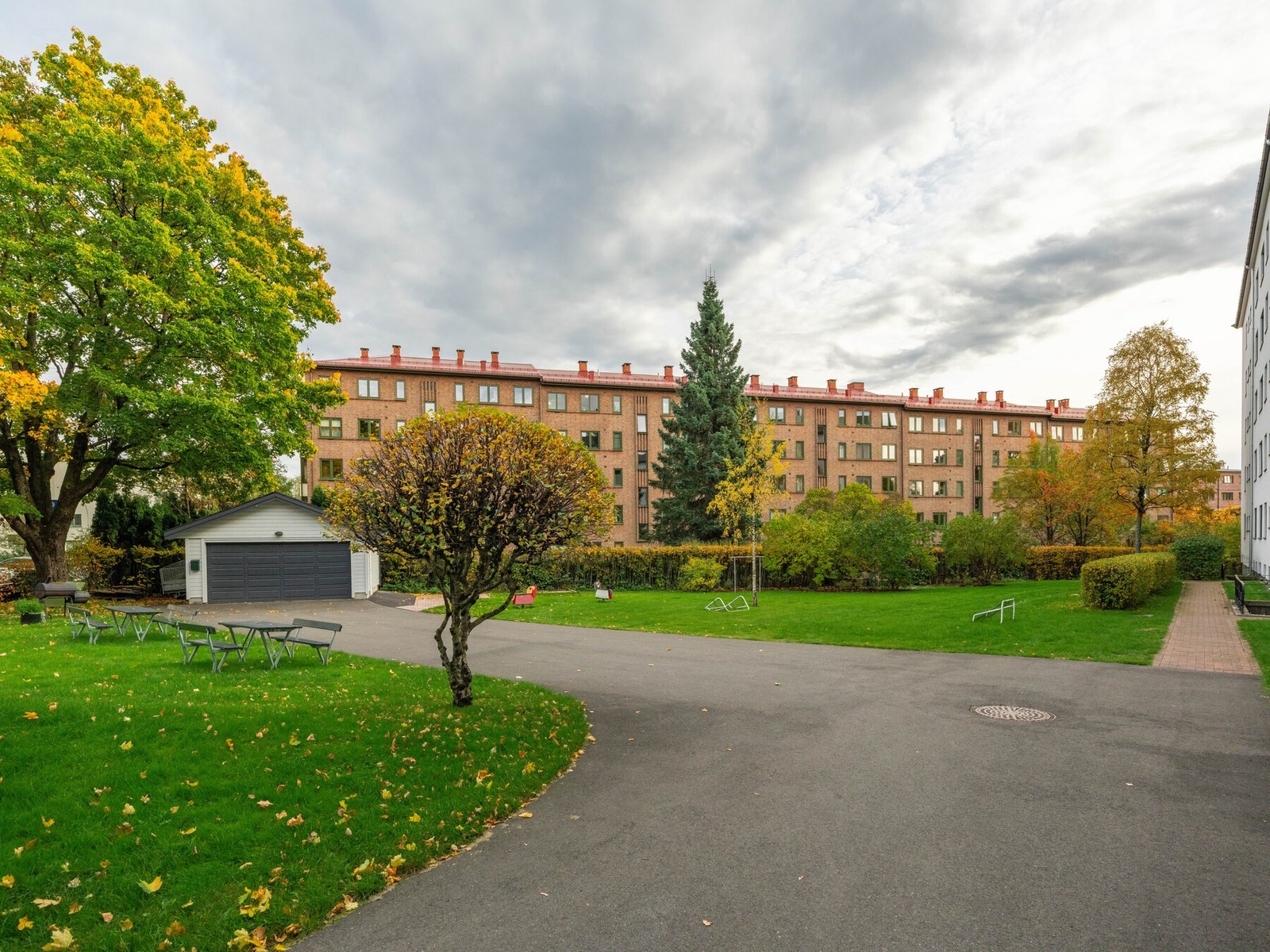 Her er det flotte fellesarealer med lekeplass, sitteplasser og felles grill. Galleribilde