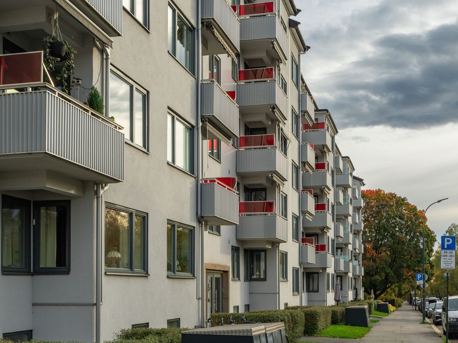 Borettslaget vant OBOS-pris for sin vellykkede rehabilitering av fasadene i 2018. Bygget er omringet av fantastiske grønne detaljer. Galleribilde
