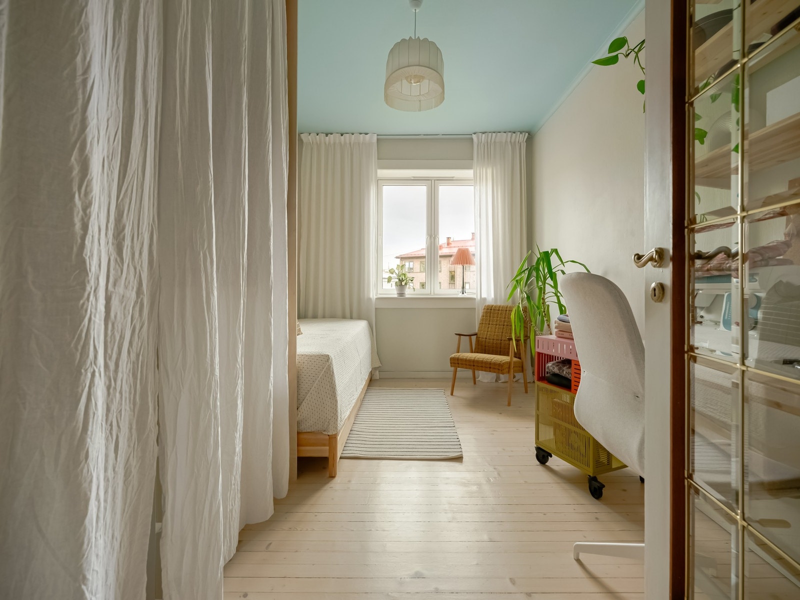 Her er det plass til både seng og kontorplass. Kontorplassen er plassbygget og følger med på kjøpet. Galleribilde