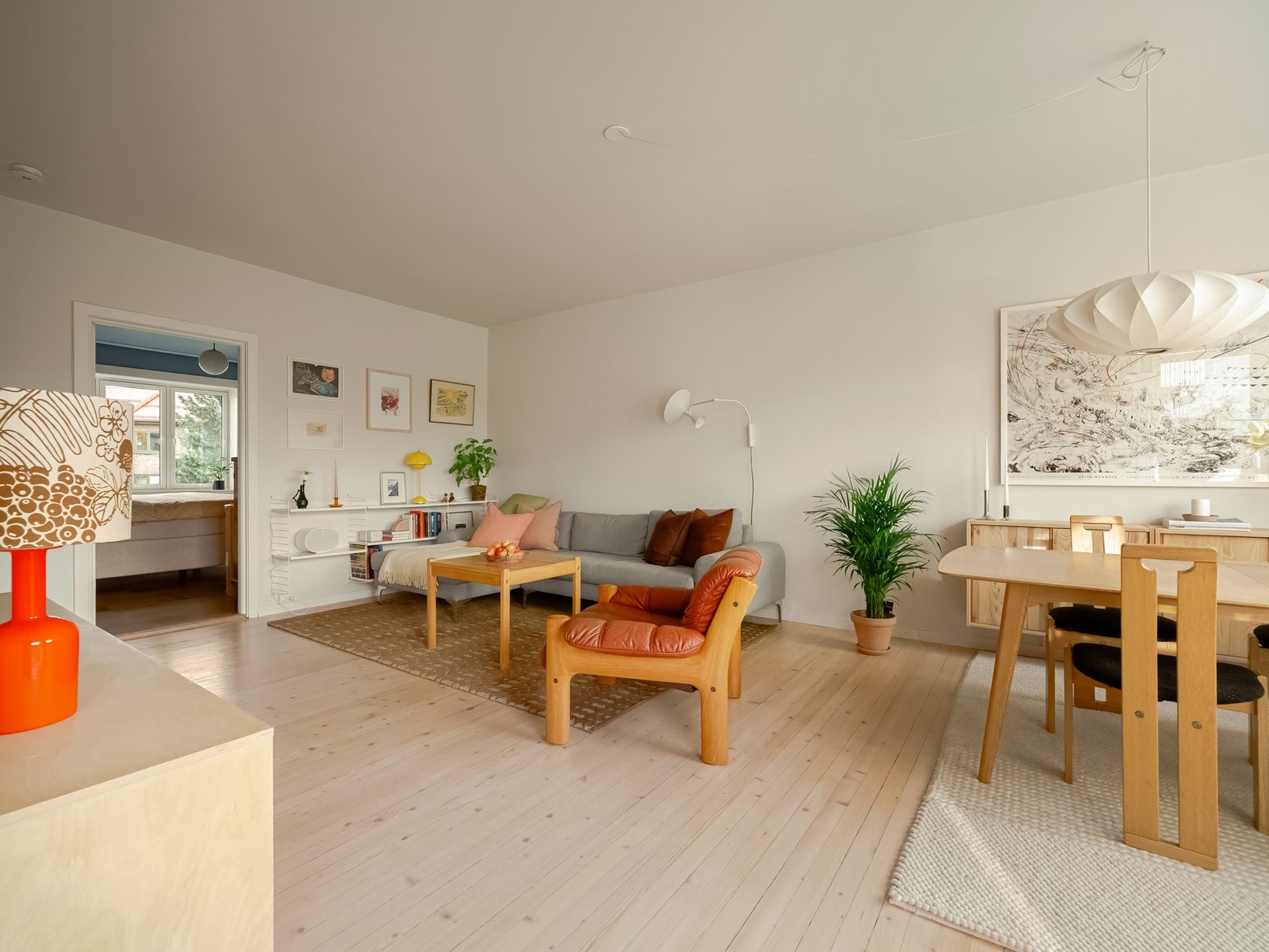 Rommet er stort og luftig, med en lun og god atmosfære. Galleribilde