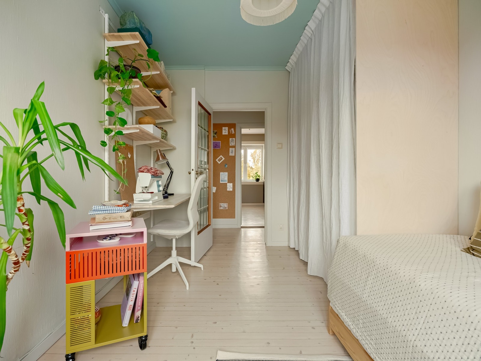 Tenk så deilig det er å ha dette som hjemmekontor! Vel, du trenger ikke drømme stort lenger, for nå har du muligheten. Galleribilde