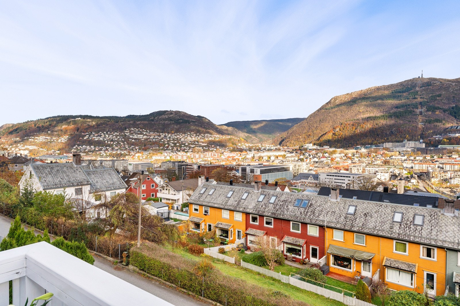 En moderne og innbydende leilighet med gjennomtenkt planløsning, gode materialvalg. Her får du et hjem med rikelig plass og flotte oppholdsrom. Galleribilde