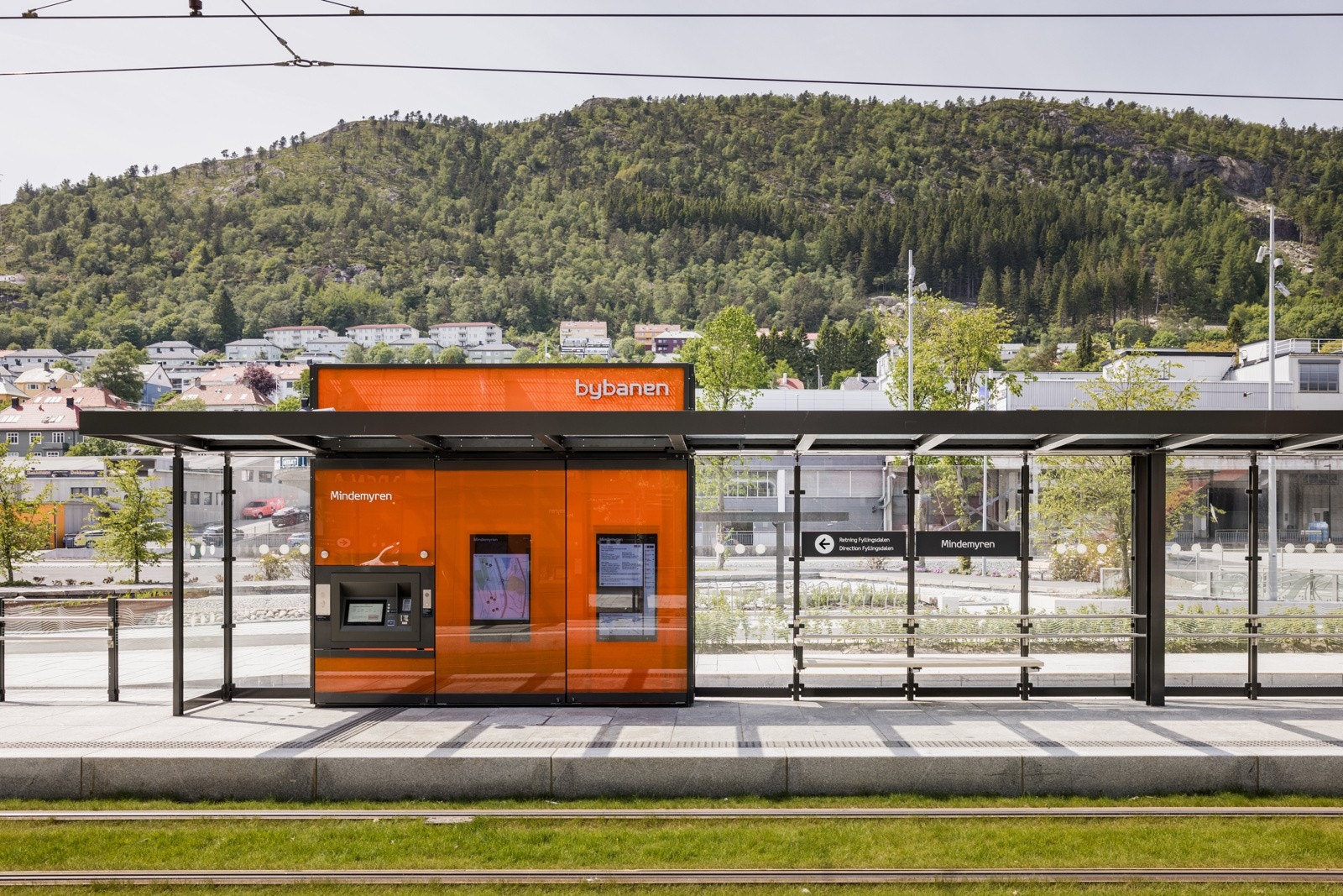 Nærmeste bybanestopp ligger en kort gåtur unna. Leilighet har også et busstopp like utenfor boligen. Galleribilde