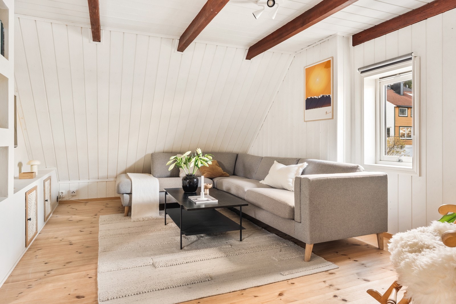 Her kan du innrede etter behov - som TV-stue, kontor, hobbyrom eller lekeplass for barna. Et ideelt rom for både fellesskap og privatliv. Galleribilde