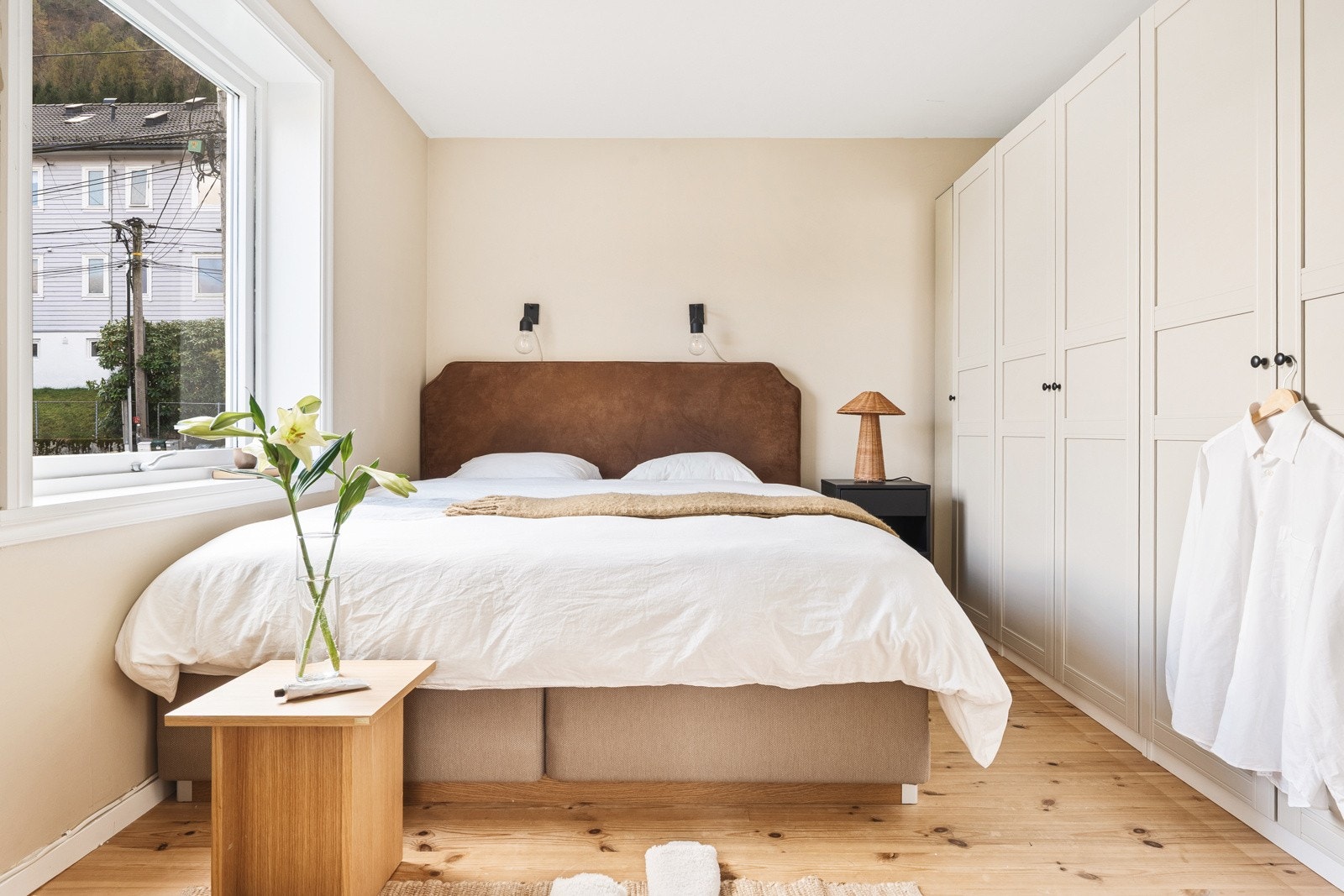 Romslig og behagelig hovedsoverom med plass til dobbeltseng og diverse soveromsmøblement. Galleribilde
