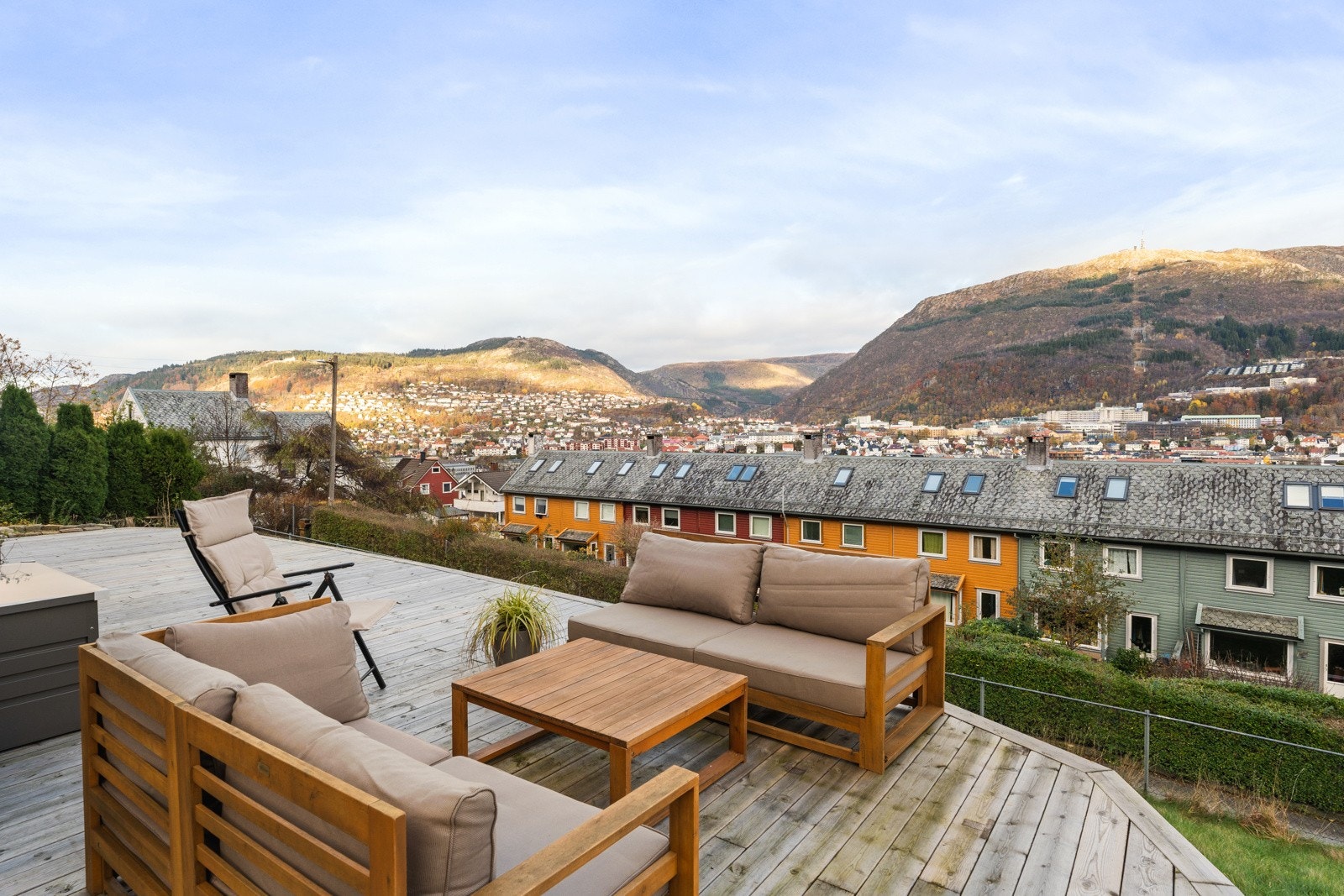 Koselig fellesareal rett nedenfor bygget. Galleribilde