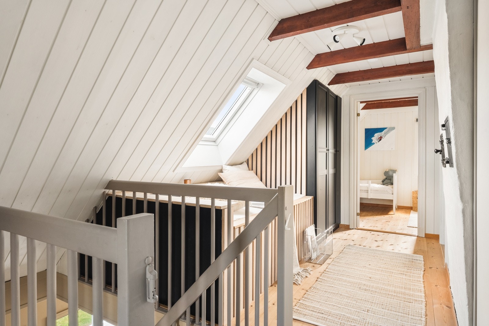 Loftstuen er et hyggelig og fleksibelt oppholdsrom med skråtak og panel som gir en lun og sjarmerende stemning. Galleribilde