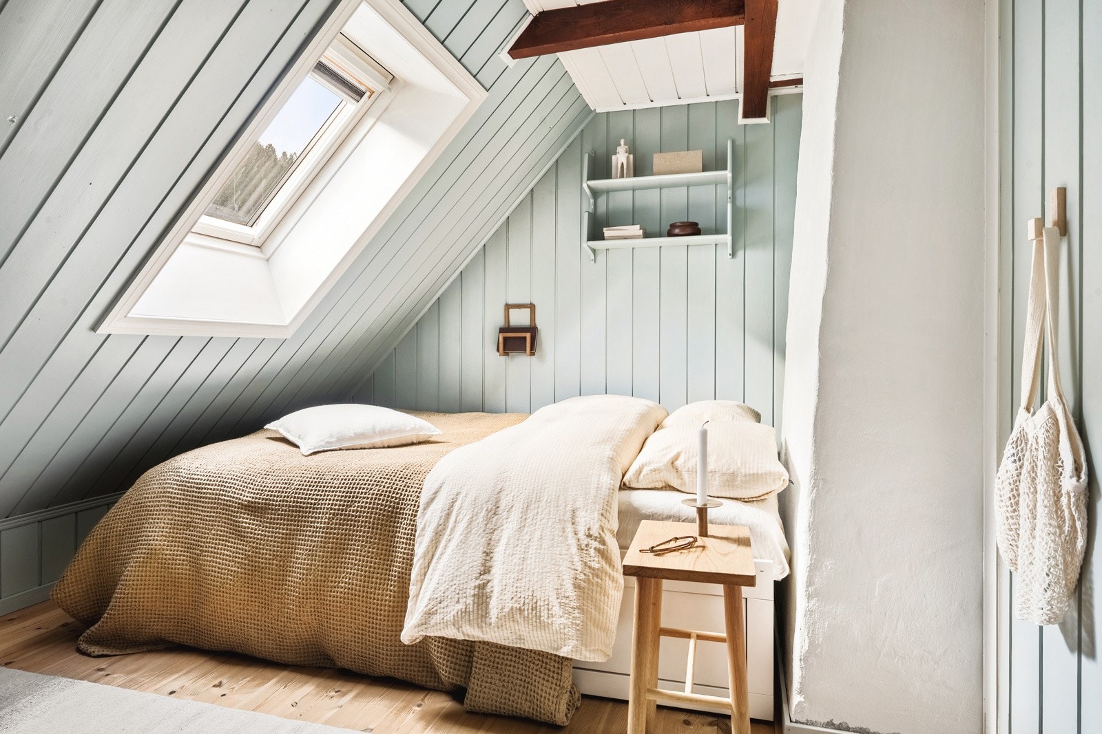 Det minste rommet passer perfekt som barnerom, gjesterom eller kontor, mens det største har god plass til seng, garderobe og skrivepult. Galleribilde