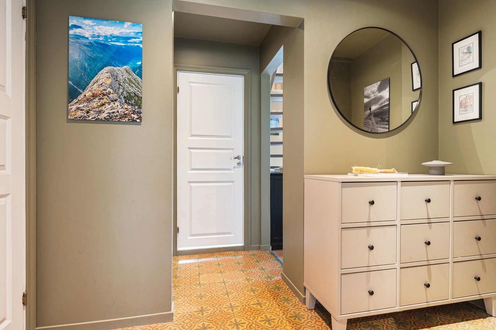 Her er det god plass til garderobe og oppbevaring av yttertøy og sko. Et rom som gir et ryddig og positivt førsteinntrykk av leiligheten. Galleribilde