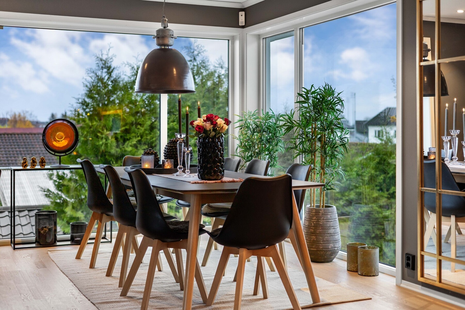 Rommet har parkett på gulv, downlights i himling og god plass til både spisebord og sofagruppe. Galleribilde