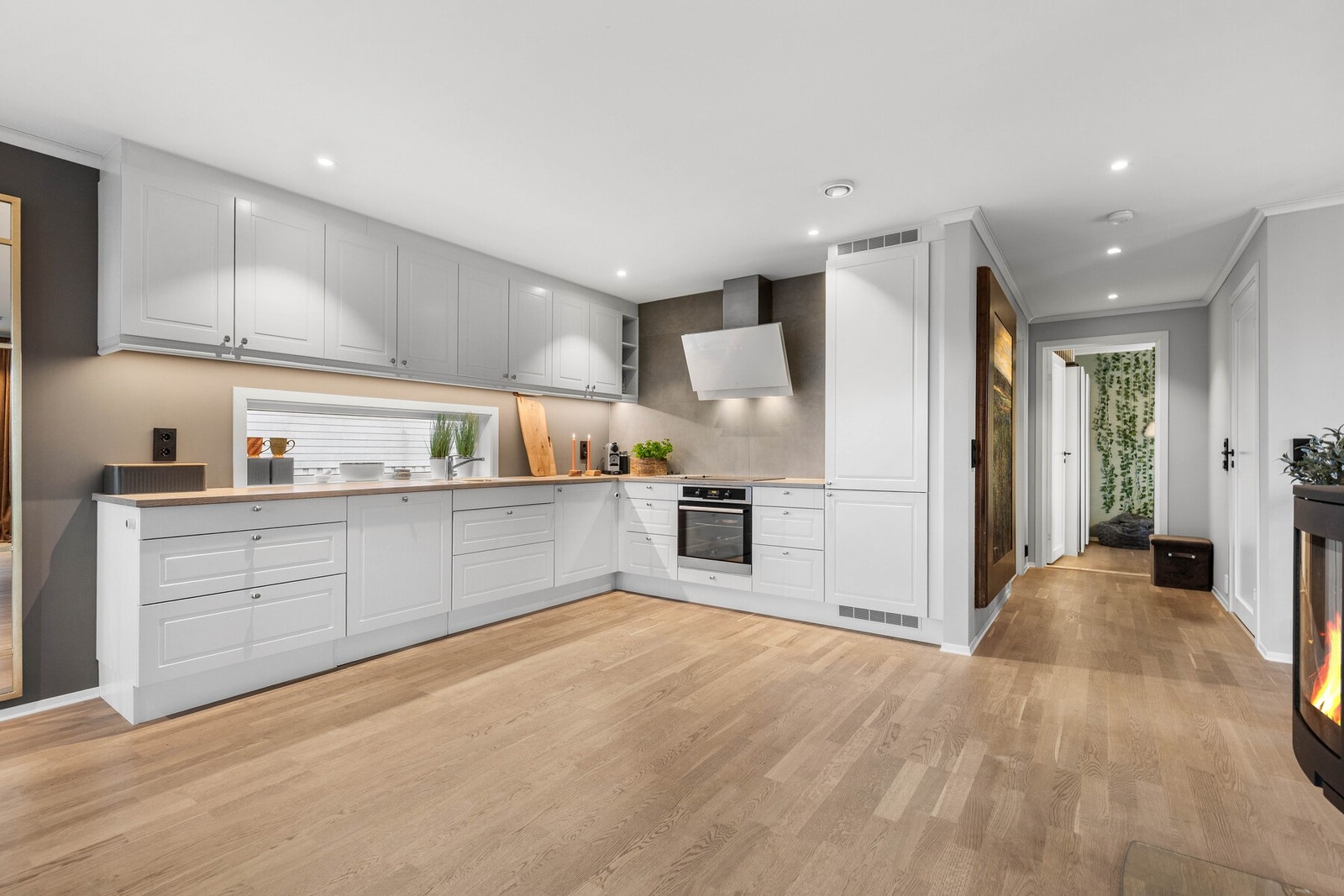 Mellom over- og underskap pryder store 60x60 cm fliser den ene veggen. Galleribilde