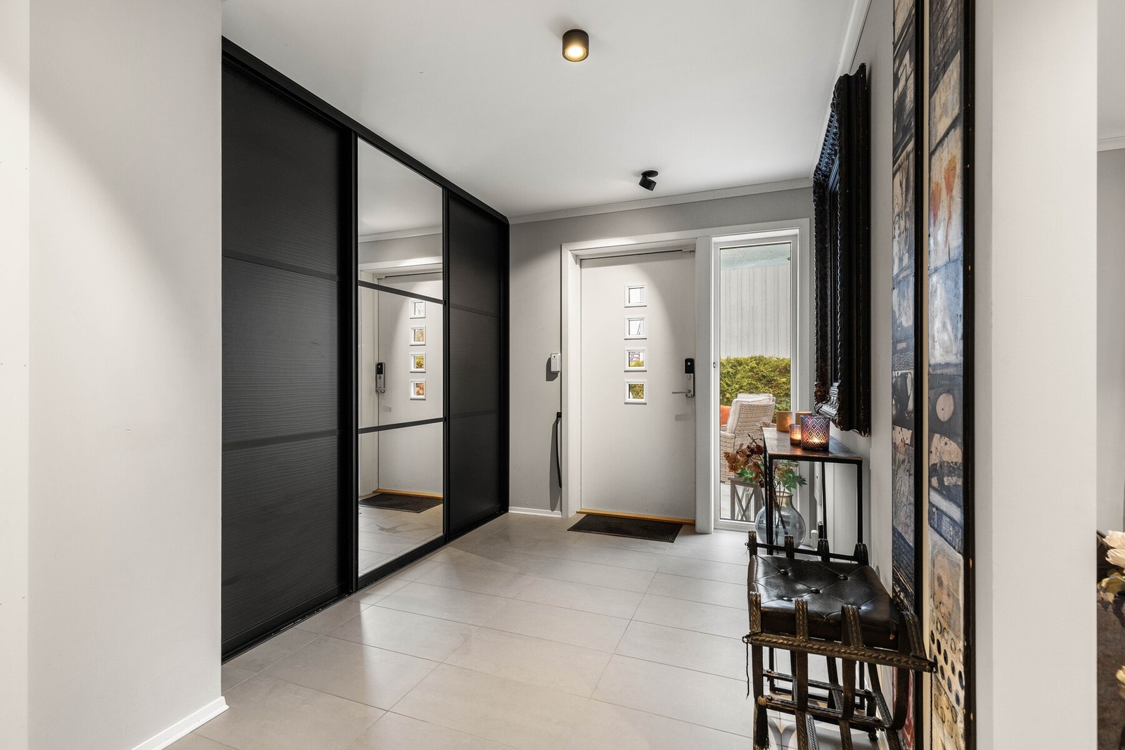 Gulvet er belagt med fliser med varmekabler for behagelig komfort, og downlights i himlingen sørger for god belysning. Galleribilde