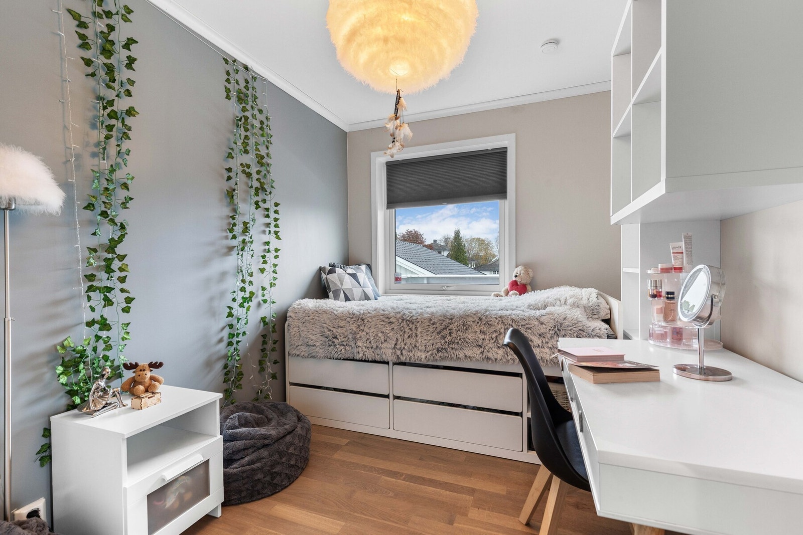 Soverom 1 beliggende i andre etasje. Rommet har tilhørende garderobeskap. Galleribilde