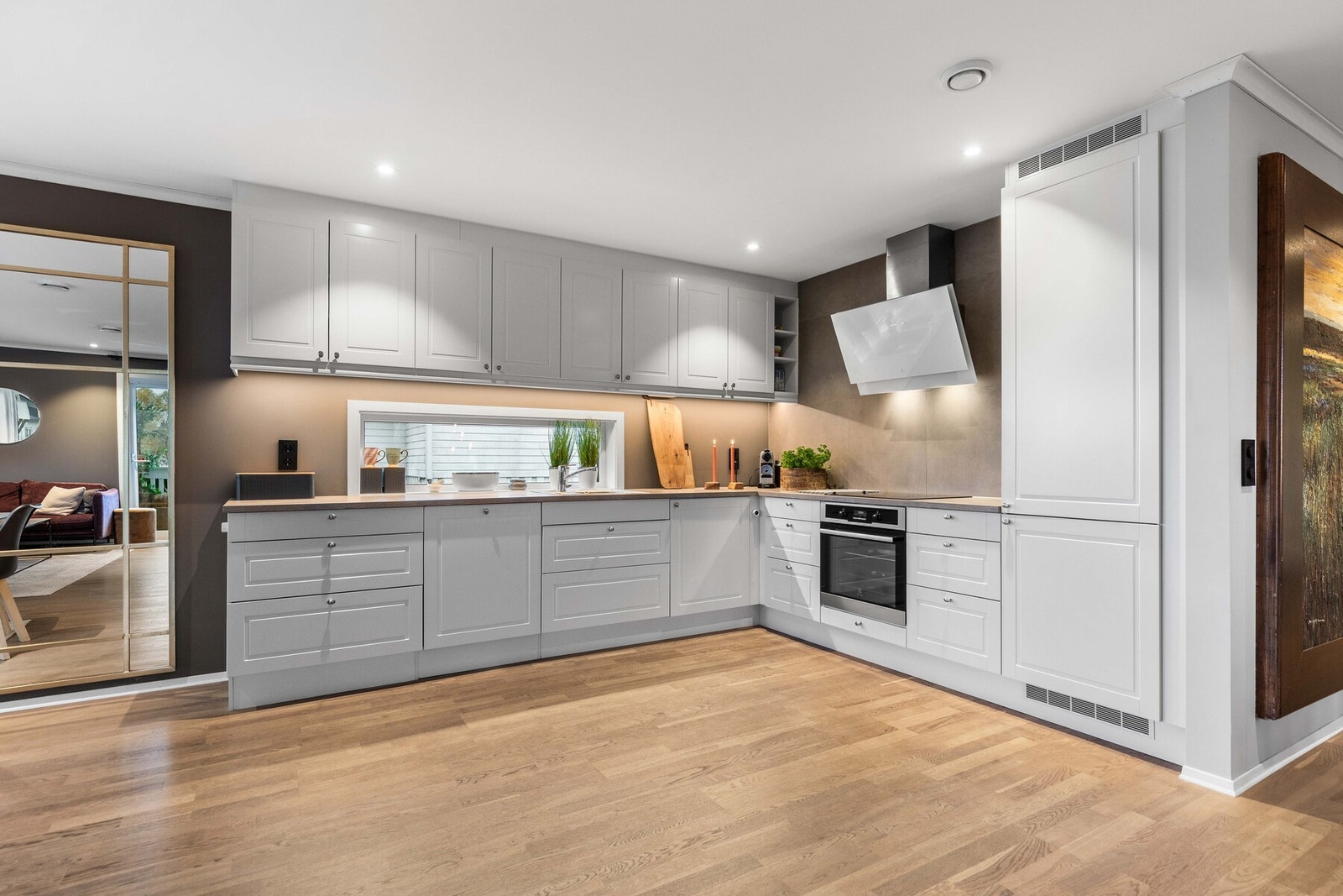 Kjøkkenet fra Sigdal har profilerte fronter, laminert benkeplate med nedfelt utslagsvask og godt med skapplass. Galleribilde