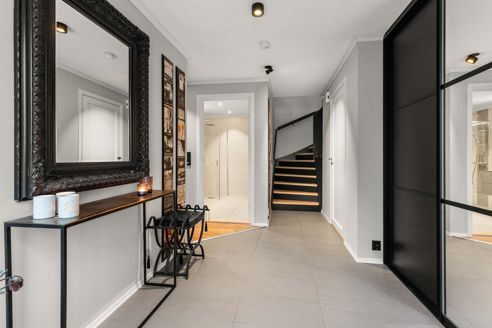 Trappen er malt i delikat sort med trappetrinn i tre. Galleribilde