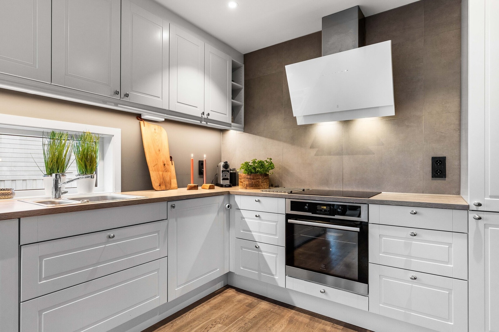 Her er det integrerte hvitevarer som kjøl/frys, oppvaskmaskin og komfyr med platetopp. Galleribilde