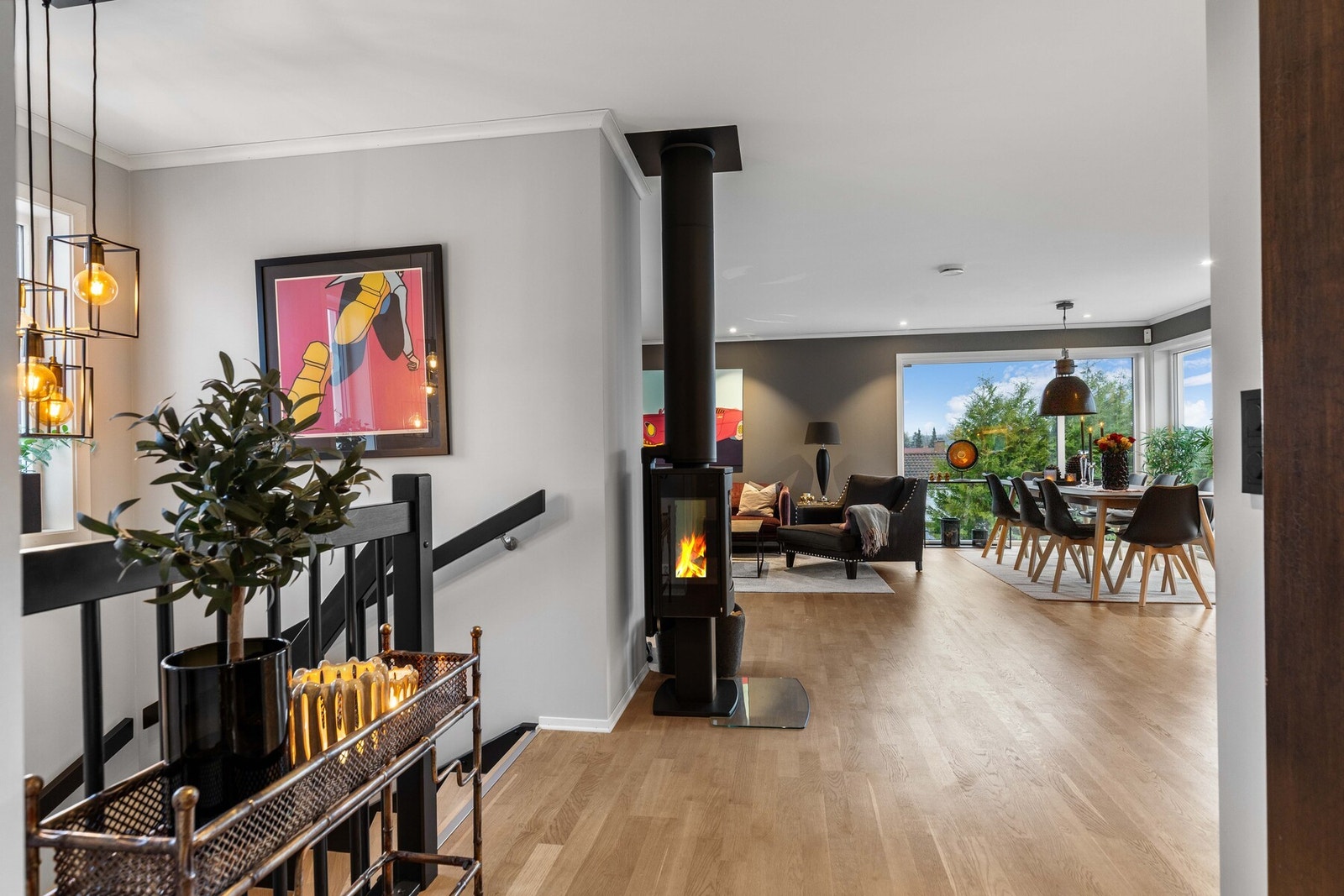 Peisen er plassert slik at man får nytt utsikten av den fra flere sider av rommet. Galleribilde