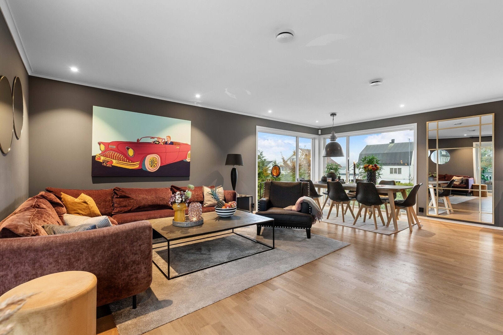 I andre etasje finner du boligens hjerte - en åpen og sosial sone med stue og kjøkken i ett. Galleribilde