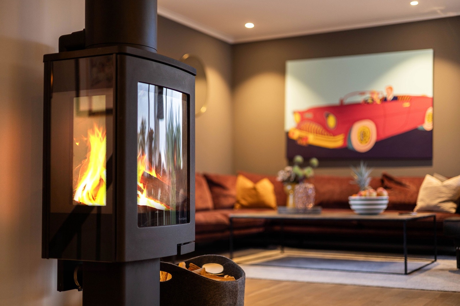 Stuen har en koselig peis som gir rikelig med varme og hygge. Galleribilde